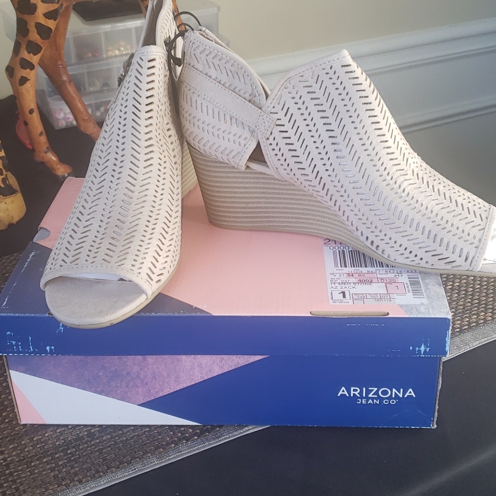 Shoes - Picture 2 of 4